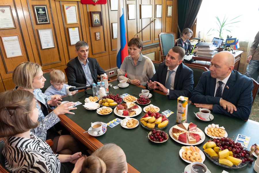 Курс на семью: Ярослав Нилов пообщался с супружеской парой, воспитывающих 5 детей