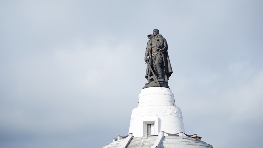 Воин освободитель копии. Монумент воину освободителю в Кемерово. Мемориал воину-освободителю (Кемерово). Памятник воину освободителю в Кемерово. Мемориал героям сибирякам Кемерово.