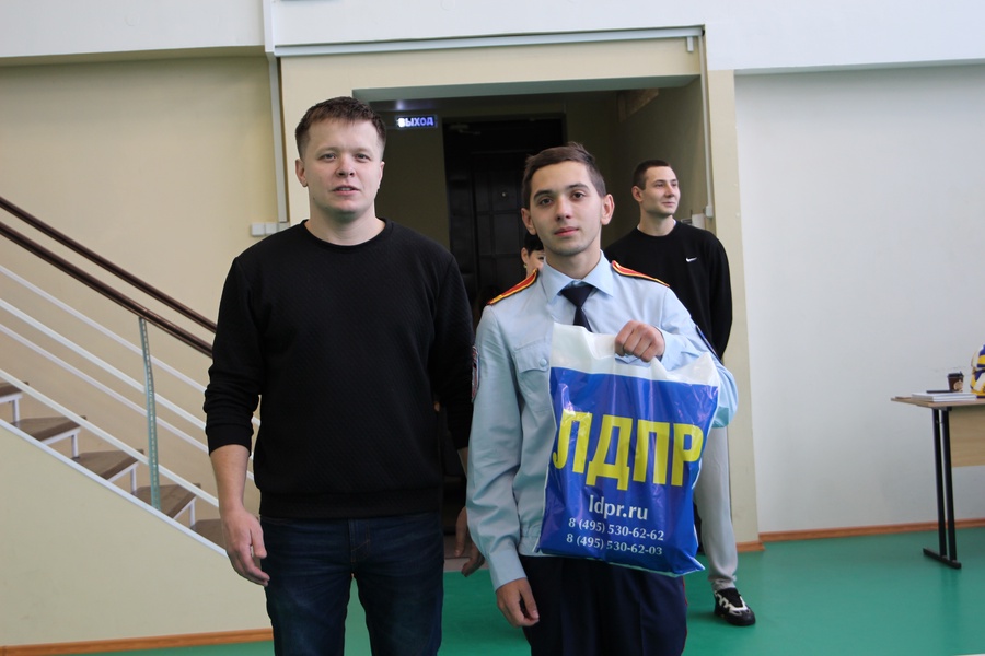 Александр Маринков поддержал юных волейболистов вместе с активистами молодежной организации ЛДПР