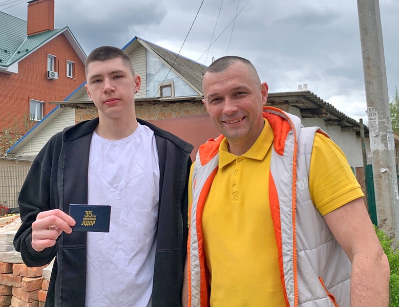 Депутат ЛДПР Новомосковска Андрей Чекутов вручил билет новому члену партии