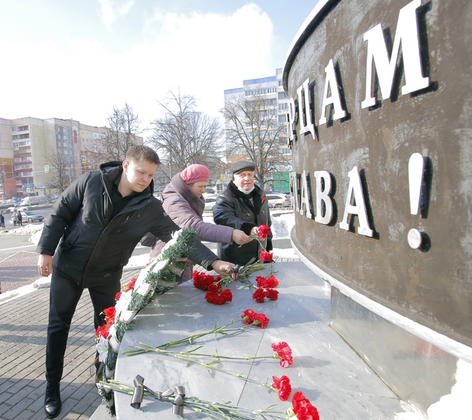 Александр Маринков возложил цветы к памятнику «Пролетарцам – героям слава»