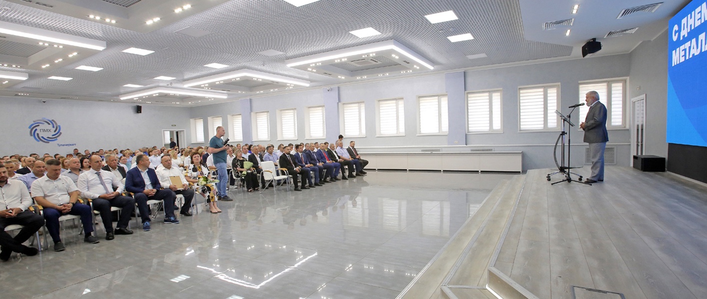 Депутаты ЛДПР поздравили тульских металлургов с праздником