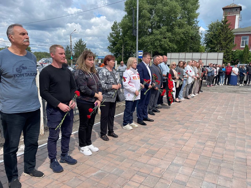 Депутаты ЛДПР приняли участие в памятном митинге у братской могилы воинов-танкистов