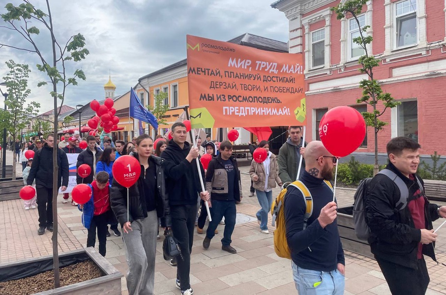 Активисты «Время молодых» и ЛДПР приняли участие в первомайском шествии