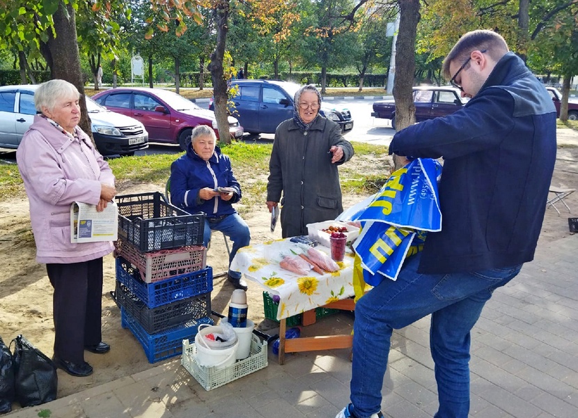 «Мобильная приемная всегда готова помочь людям!» — говорит координатор ЛДПР Даниил Емельянов