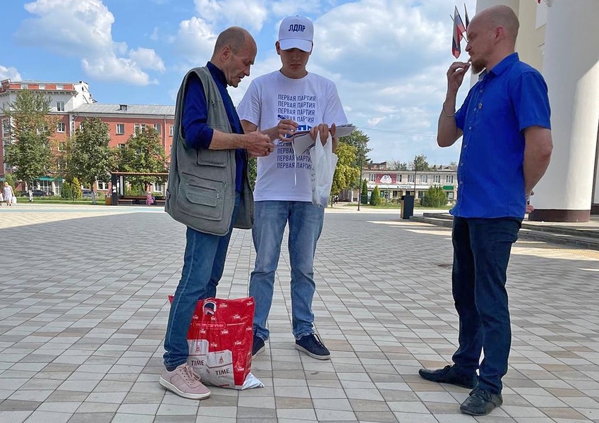 «Сколько вы платите по кредитам?» — уличный опрос от ЛДПР