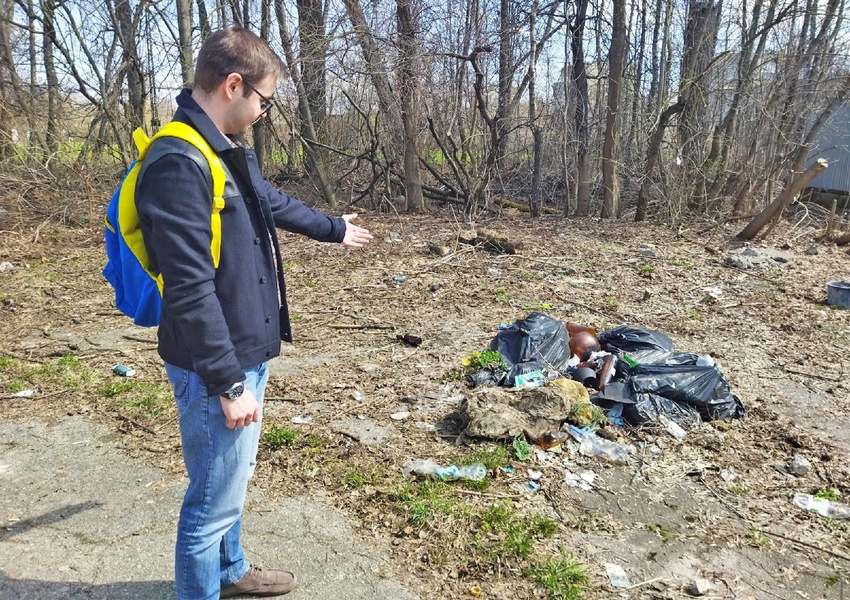 Активисты ЛДПР помогли навести чистоту и порядок возле Комсомольского парка