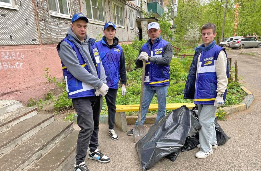 В честь праздника Весны и Труда активисты ЛДПР провели субботник возле штаба помощи СВО