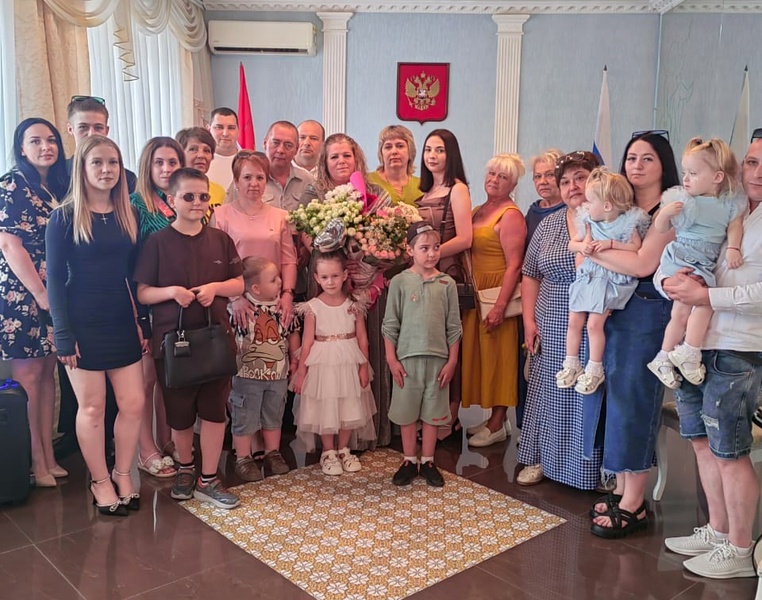 Координатор ЛДПР Юлия Титенко поздравила с «серебряной свадьбой» земляков