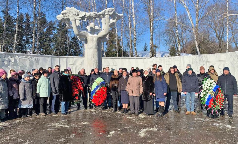 Артем Селиверстов возложил цветы к памятнику защитников Тулы