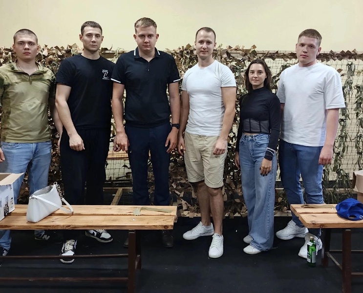 Активисты ЛДПР и «Время молодых» продолжают плести маскировочные сети для наших бойцов