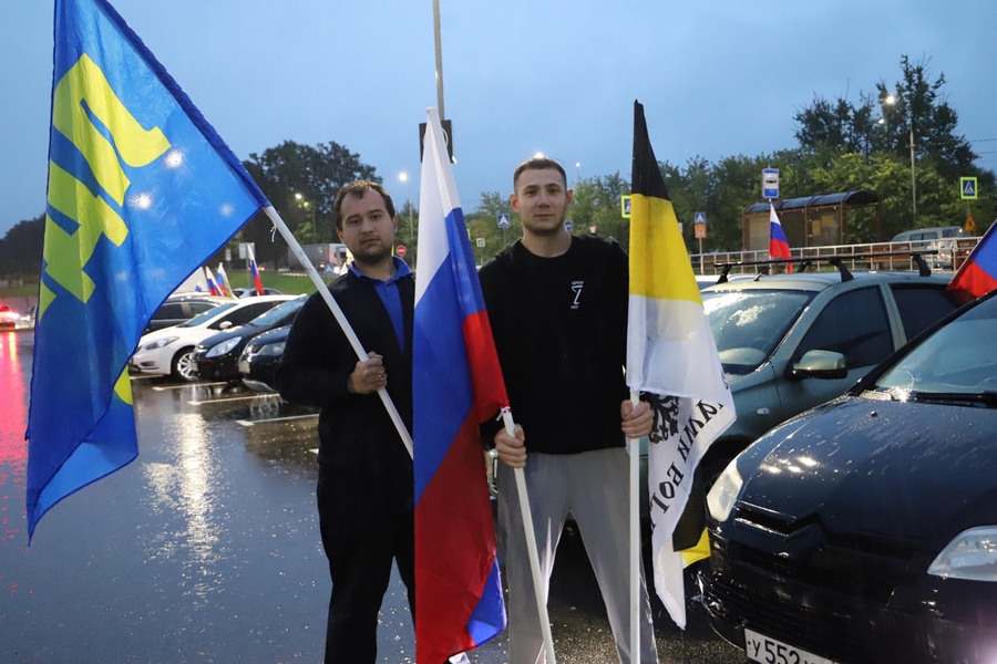 Партийцы Тулы приняли участие в патриотическом автопробеге, посвященном Дня флага