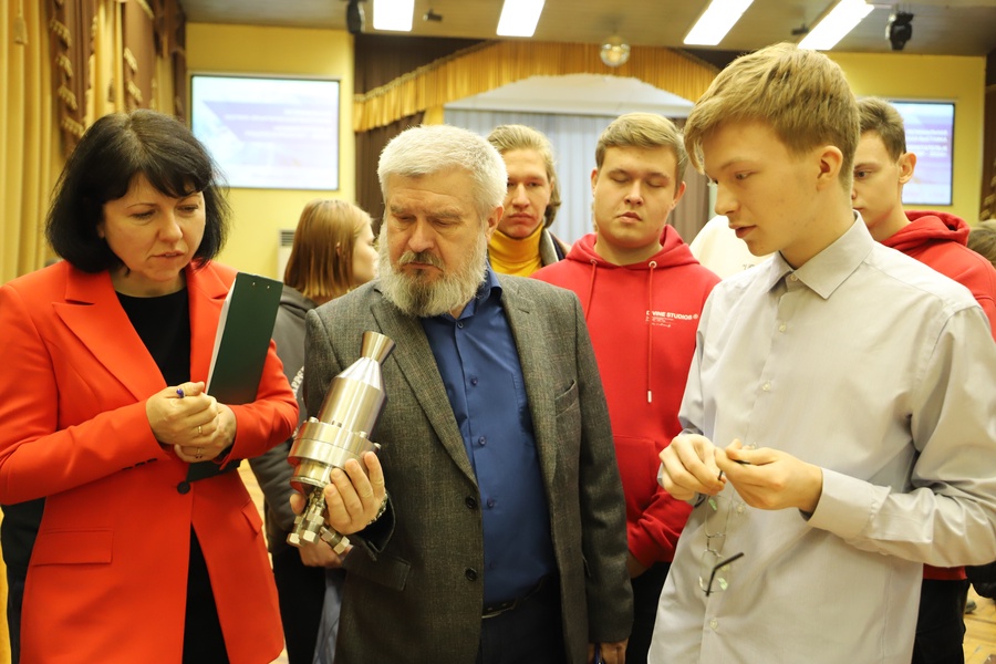 Александр Балберов оценил таланты юных изобретателей на выставке «Изобретатель-рационализатор 2024»