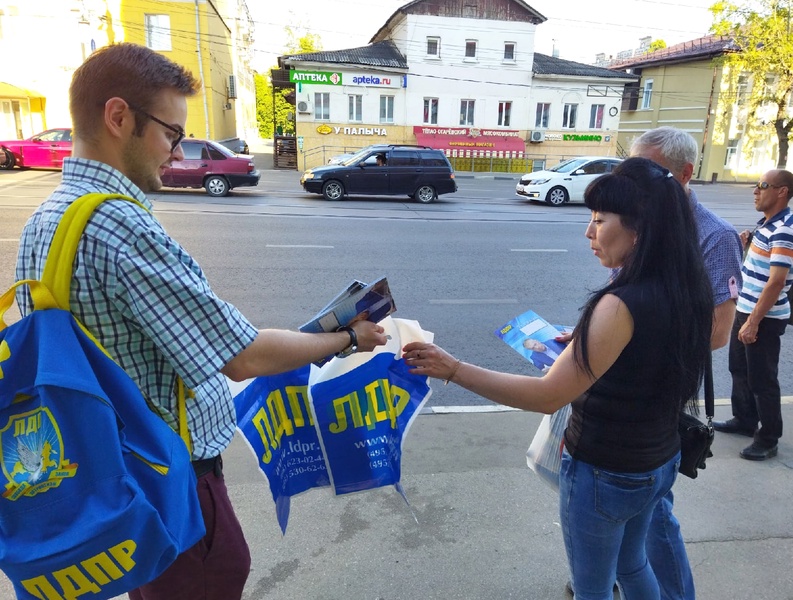 Работа мобильной приемной ЛДПР в Туле