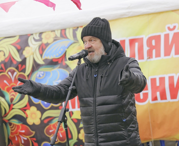 Тысячей блинов угостили жителей Венёва депутат ЛДПР Александр Балберов и его коллеги на Масленицу
