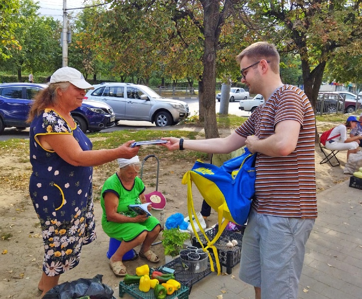 Активисты мобильной приемной ЛДПР обсудили с туляками обустройство торговых точек