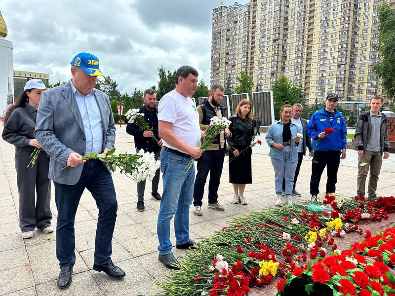 Тюменские партийцы почтили память защитников Родины
