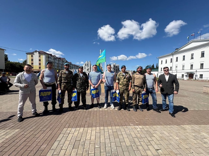 Тобольские партийцы выразили благодарность военнослужащим и ветеранам ВДВ