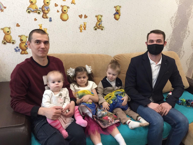 Дети из многодетной семьи получили подарки от ЛДПР к Рождеству