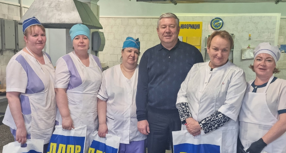 Дмитрий Ошурков поздравил с праздником сотрудников столовой Тюменского завода
