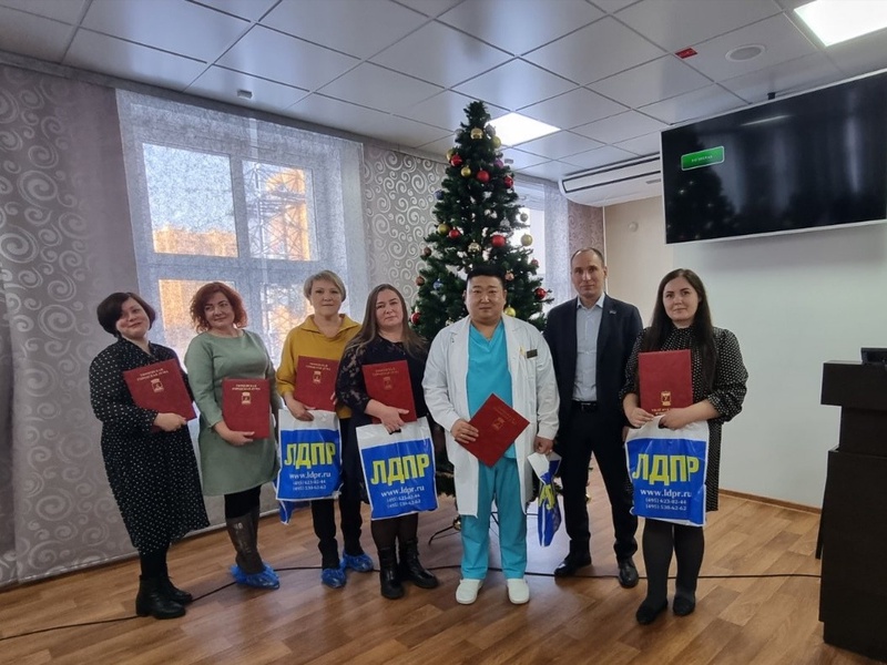 Специалисты поликлиники № 17 удостоились поощрений Тюменской городской Думы