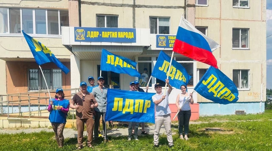 Активисты ЛДПР поздравляют земляков с Днем России