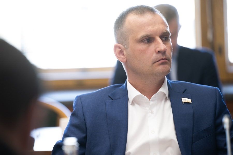 Вопросы охраны здоровья детей нужно решать комплексно, заявил Леонов