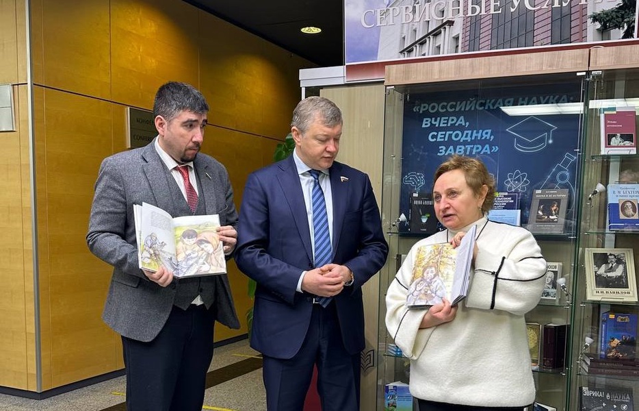 В День дарения книг депутаты ЛДПР передали 200 книг Анны Неркаги для тюменских библиотек