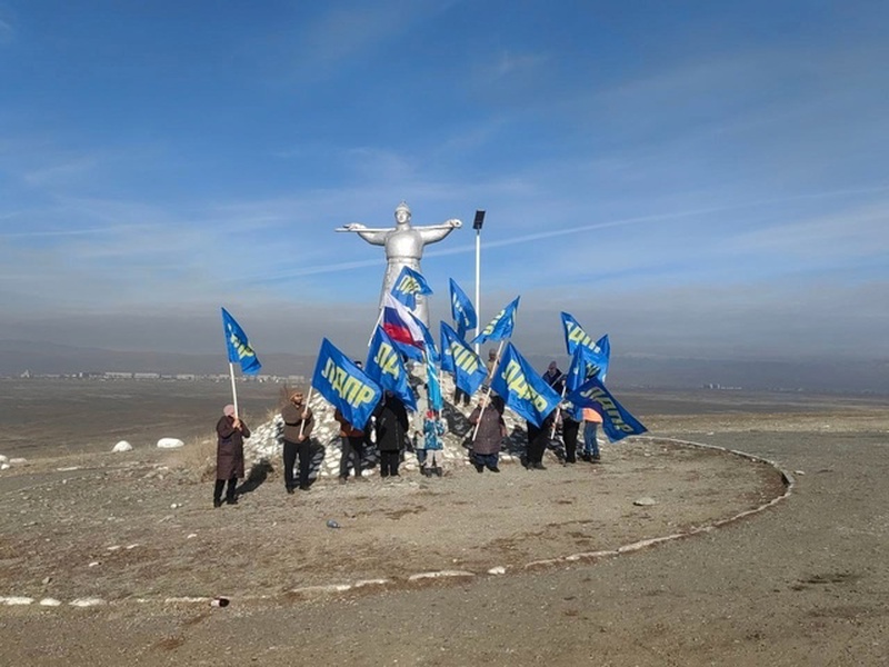 Партийцы Тывы встретили День народного единства на машинах с флагами