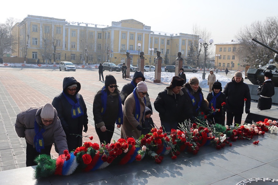 23 февраля активисты ЛДПР возложили цветы к мемориальному памятнику на площади Победы