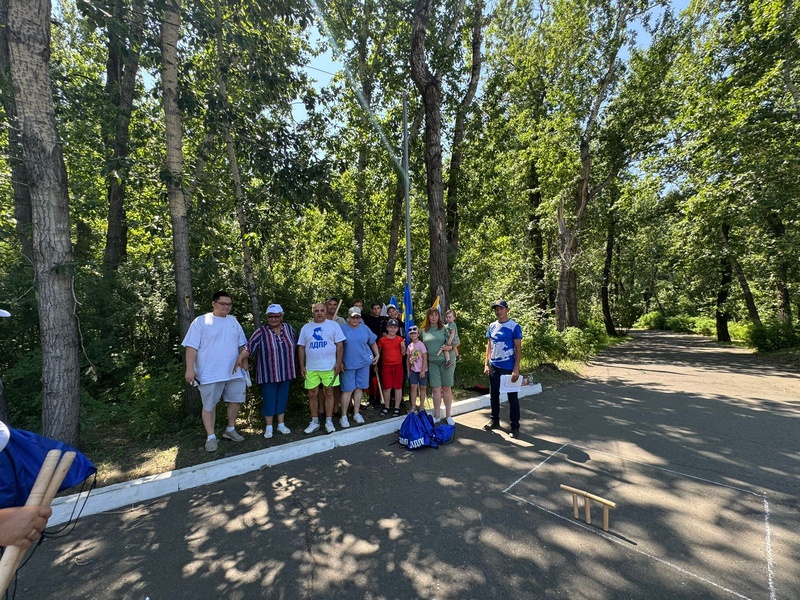 Молодежное движение ЛДПР Тувы в День молодежи провели соревнование по городкам