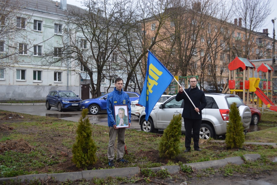 Активисты ЛДПР  посадили туи в память о Владимире Жириновском 