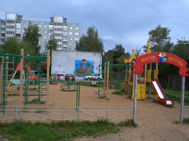 В Твери во дворе одного из домов Пролетарского района убрали детскую площадку