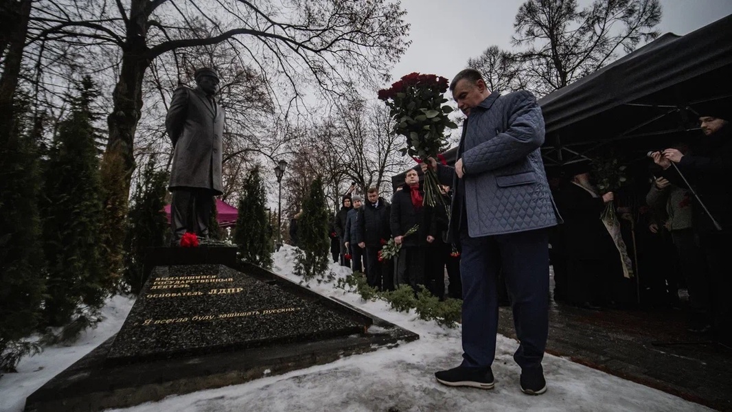 Представители ЛДПР возложили цветы к могиле Владимира Жириновского