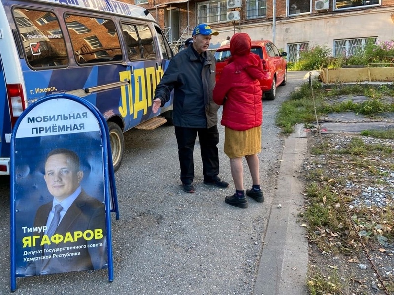 Сотрудники мобильной приемной продолжают свою работу