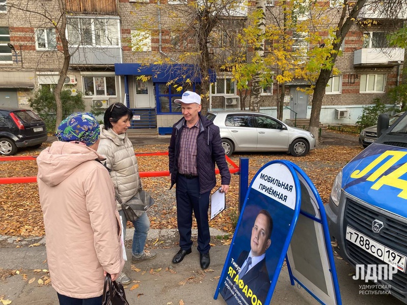 Команда мобильной приемной депутата Тимура Ягафарова работает, чтобы дойти до каждого