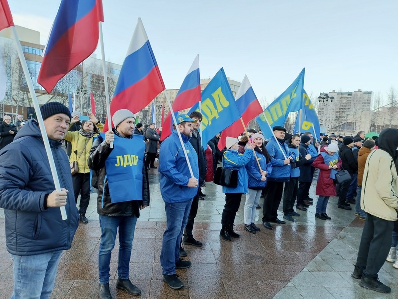 Одиночные праздничные пикеты ЛДПР и митинг-концерт в День народного единства в Нижневартовске