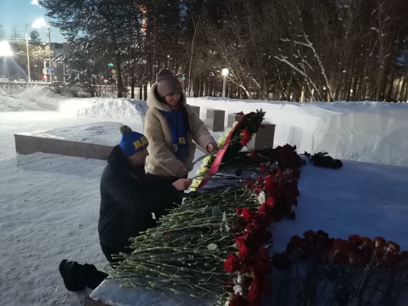 Партийцы в Сургуте возложили цветы к мемориалу в 35 годовщину вывода войск из Афганистана