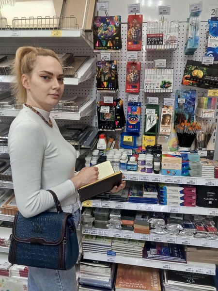 В рейд по канцелярским магазинам отправилась координатор ЛДПР в Сургутском районе