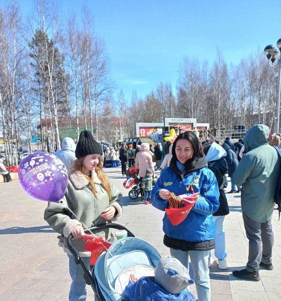 В Сургуте и Нижневартовске горожанам напомнили об истории Георгиевской ленточки