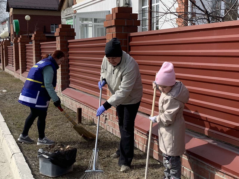 В Урае силами партийцев прибрали улицу Пионеров. В городе стало чище