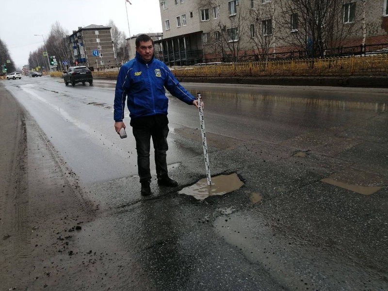 Активисты ЛДПР проехали по дорогам города Мегиона, проверили качество дорожного покрытия