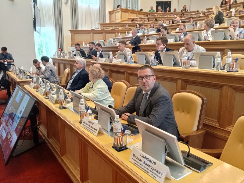 Депутат ЛДПР Виктор Сысун работает в Ханты-Мансийске на Международном IT-форуме