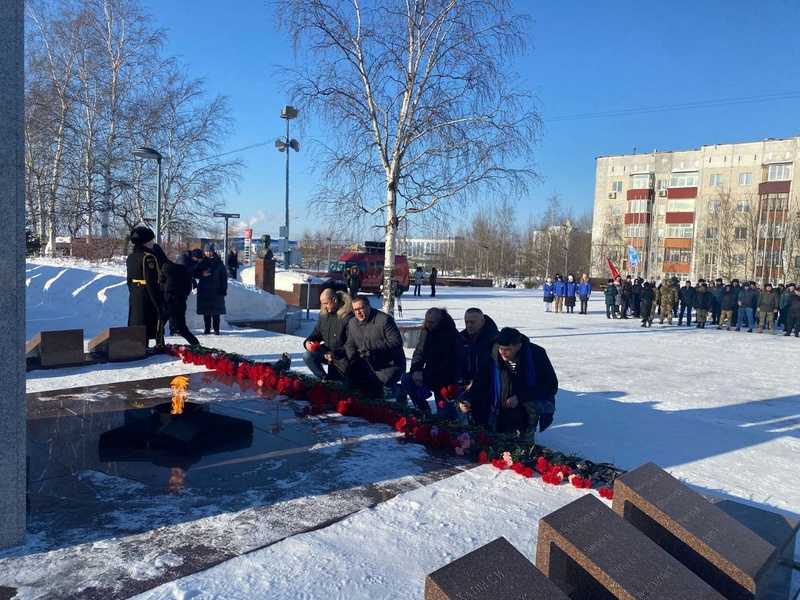 Сургут в едином порыве: актив ЛДПР почтил память защитников Отечества, отдавших свои жизни за Родину