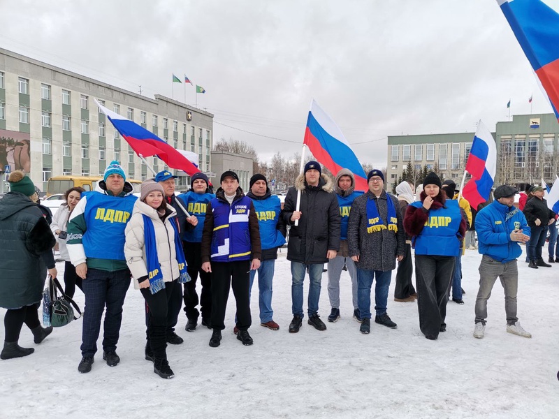 В Сургуте на городском митинг-концерте встретили годовщину вхождения Крыма и Севастополя в состав РФ