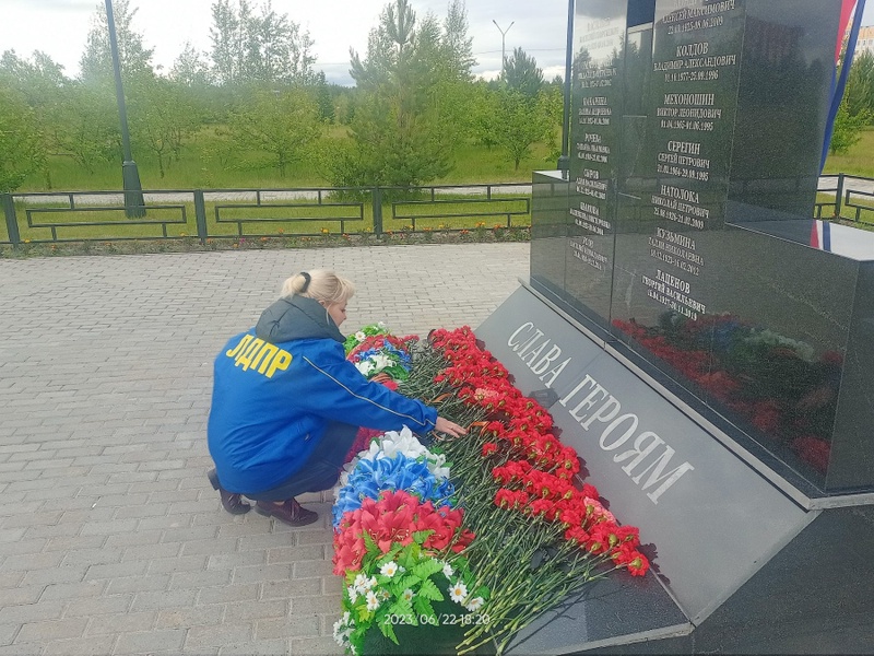Море гвоздик в память о павших. Слава героям!