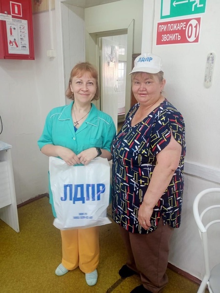 Активистка ЛДПР Юлия Юдина поздравила медиков Корликовской больницы с профессиональным праздником