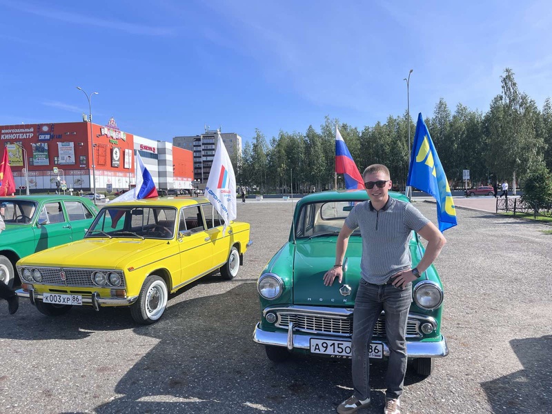 В Нягани состоялся автопробег по городу в честь Дня Государственного флага РФ