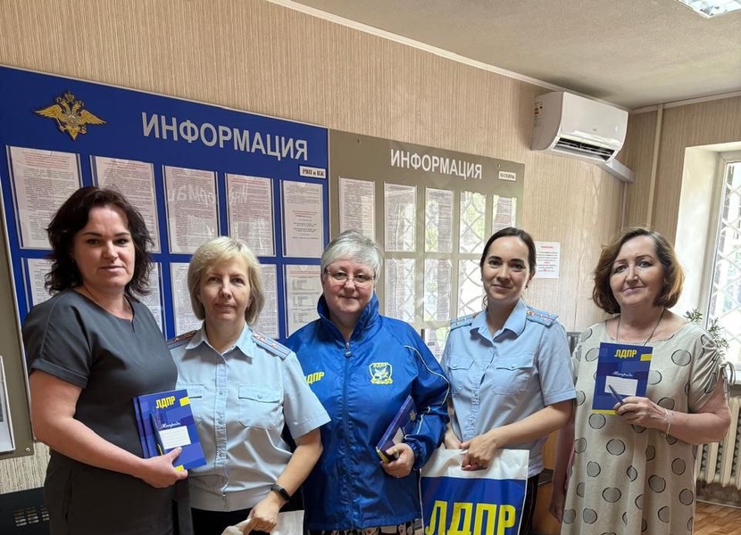 Активисты ЛДПР в Урае поздравили сотрудников миграционной службы с профессиональным праздником
