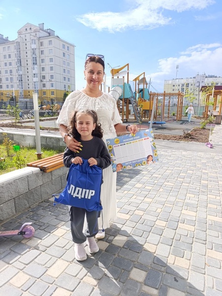 Нижневартовские партийцы продолжают добрую традицию поддержки первоклассников из малоимущих семей